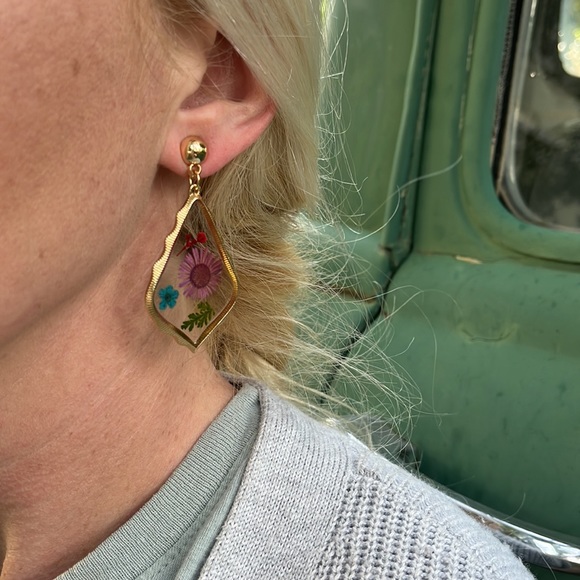 Handmade Real Pressed Dried Purple Flower Botanical Resin Earrings - Picture 10 of 15